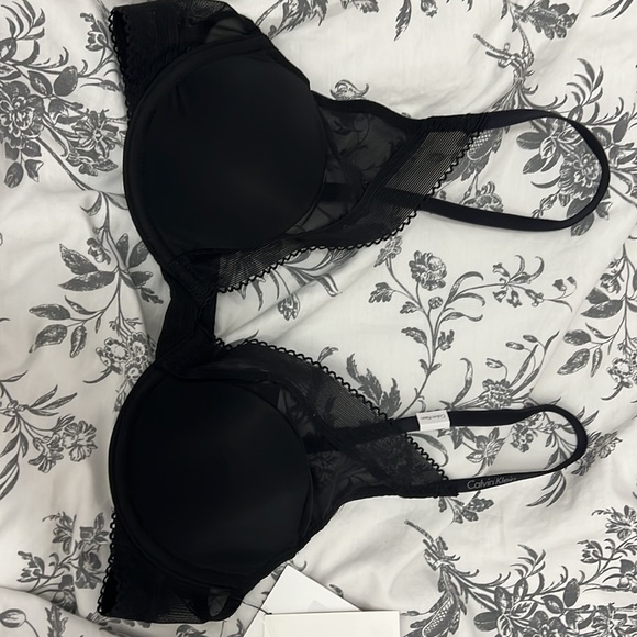 Calvin Klein Unpadded Plunge Bra - Picture 2 of 7